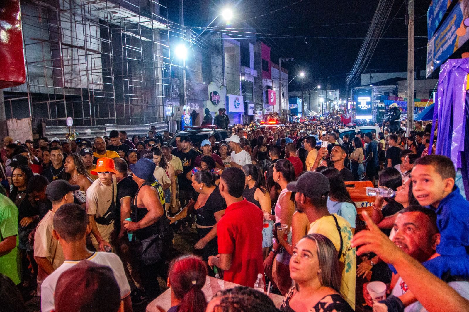 ITABAIANINHA DÁ O PONTAPÉ INICIAL COM MULTIDÃO NO PRIMEIRO DIA DE CARNAVAL