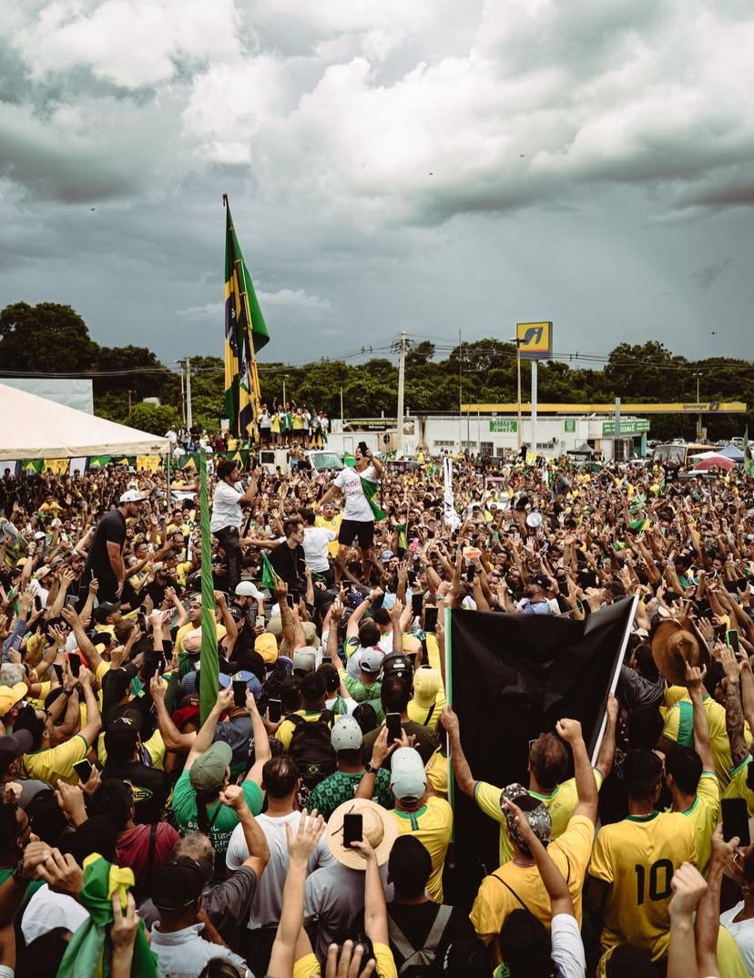Multidão marca chegada da Caminhada pela Justiça e Liberdade a Brasília