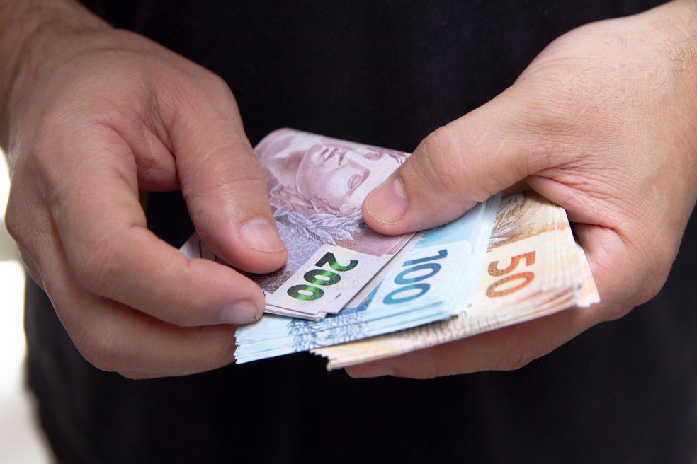 Salário mínimo de R$ 1.621 começa a ser pago nesta segunda-feira (2)