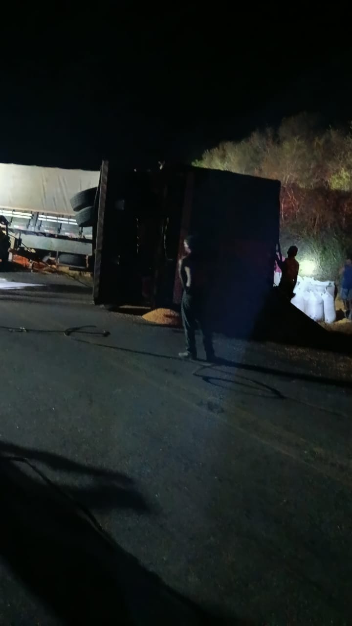 Carreta carregada de milho tomba na BR-349 entre Itapicuru e Olindina