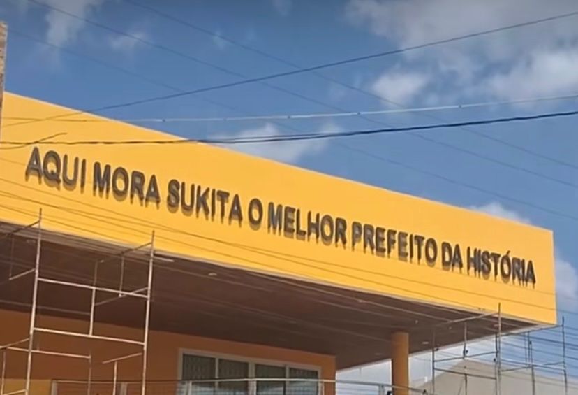 Ex-prefeito de Capela chama atenção ao colocar letreiro inusitado na fachada de sua residência