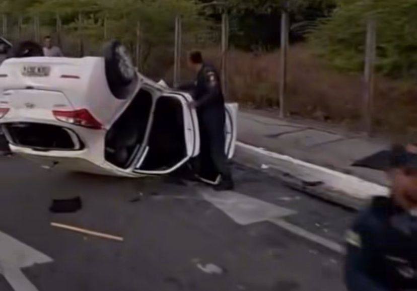 Carro capota na Avenida Etelvino Alves de Lima, em Aracaju