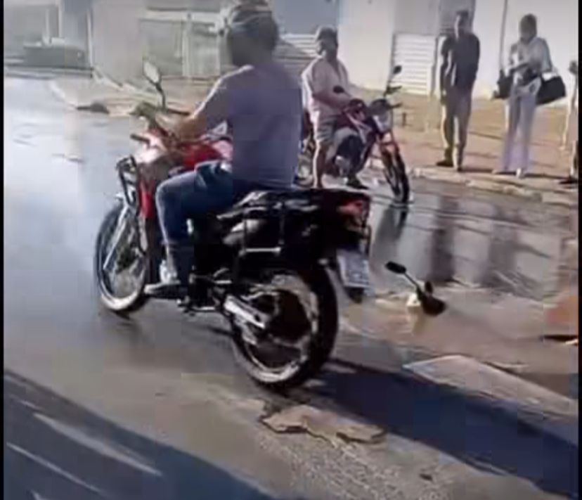 Rompimento de adutora forma cratera e “engole” moto em Lagarto