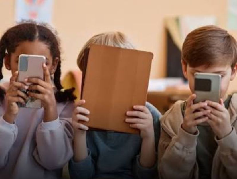 ECA Digital entra em vigor e estabelece regras para crianças e adolescentes na internet