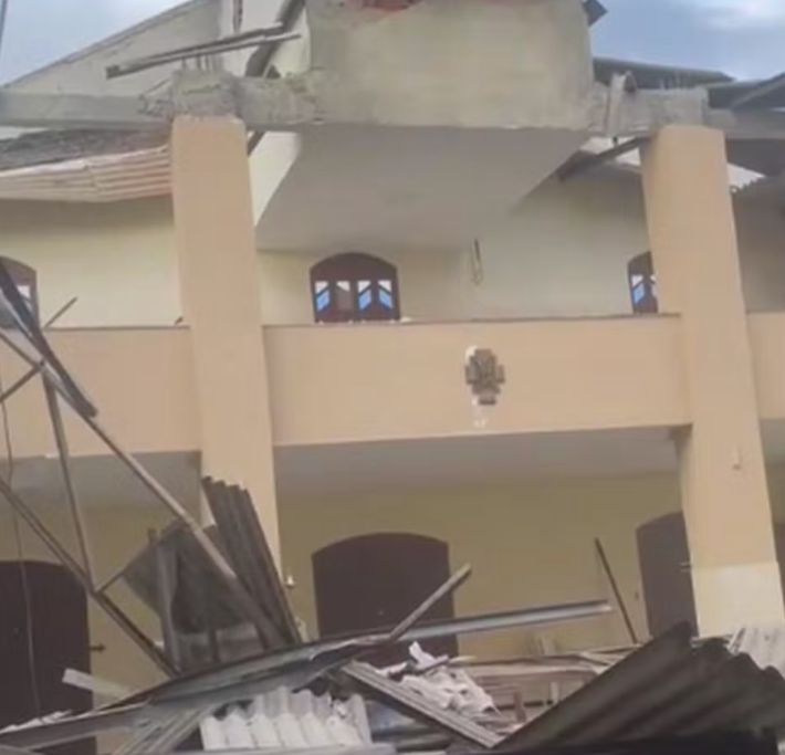 Teto de igreja desaba em Nossa Senhora do Socorro