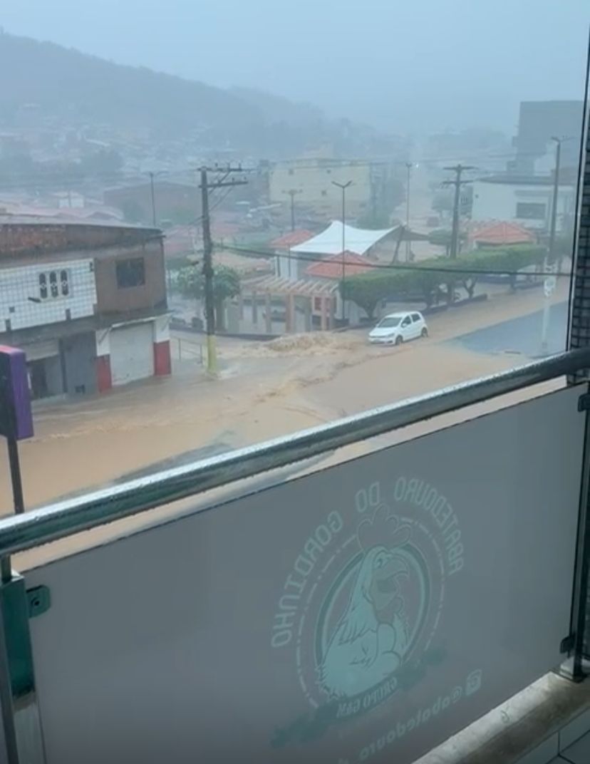 Fortes chuvas provocam alagamentos e transtornos em Cícero Dantas