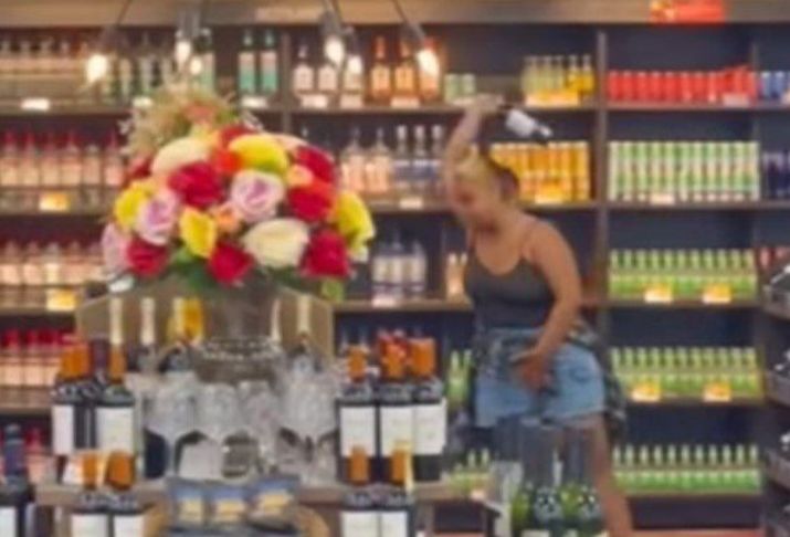 Mulher é detida após quebrar garrafas em supermercado em Nossa Senhora do Socorro