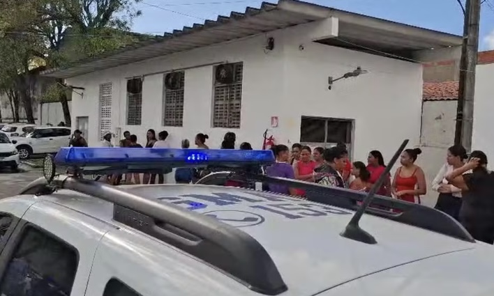 Cerca de 100 manifestantes ocupam a Prefeitura de Aracaju e cobram hospital neurodivergente