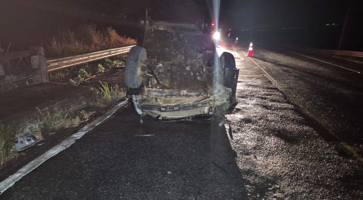 Veículo colide com ponte e capota na SE-270