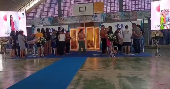 Familiares e amigos se despedem de jovens que morreram em acidente em Itabaianinha