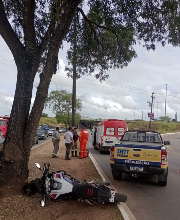 Colisão entre motocicletas deixa feridos na Avenida Tancredo Neves, em Aracaju