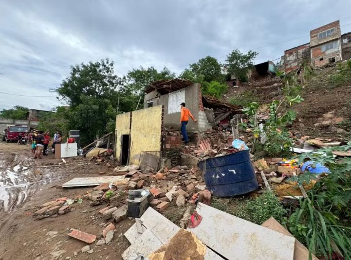Fortes chuvas causam desabamento de casa e interditam rodovia em Porto da Folha