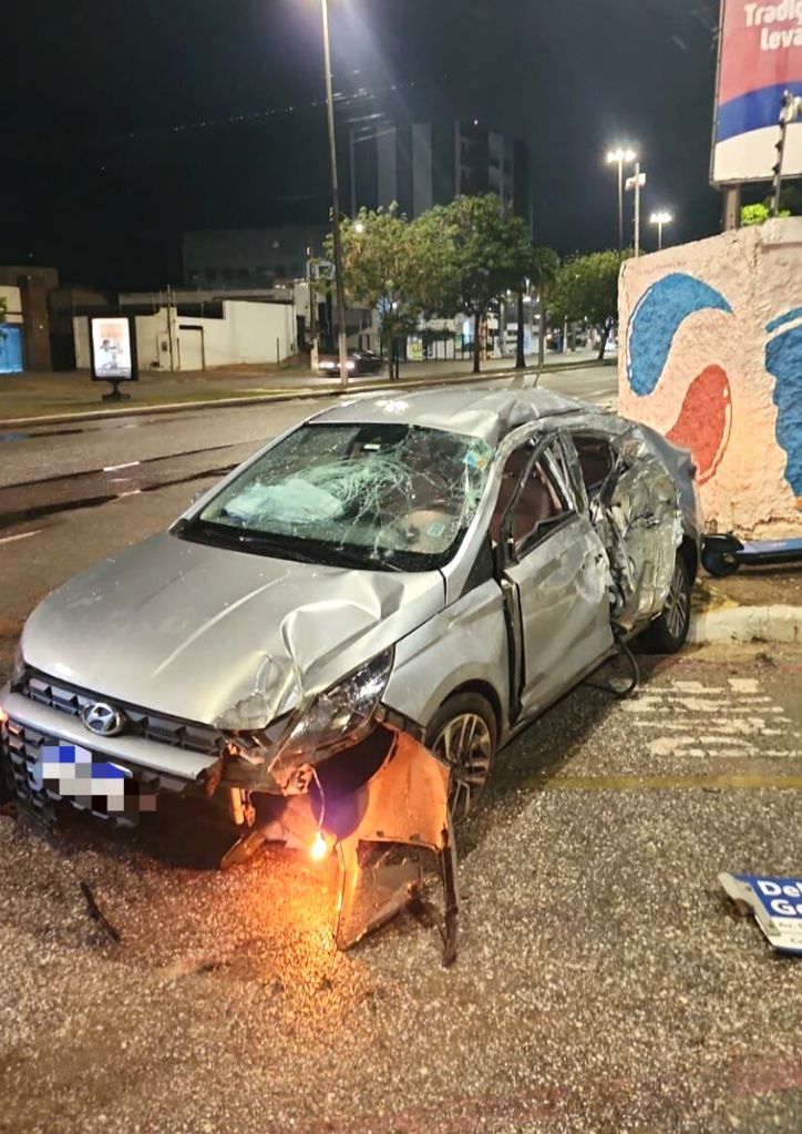 Carro fica destruído após acidente na zona sul de Aracaju
