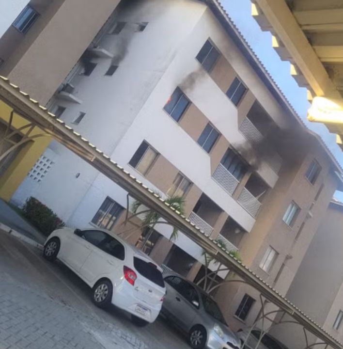 Morador fica inconsciente após incêndio em apartamento na Barra dos Coqueiros