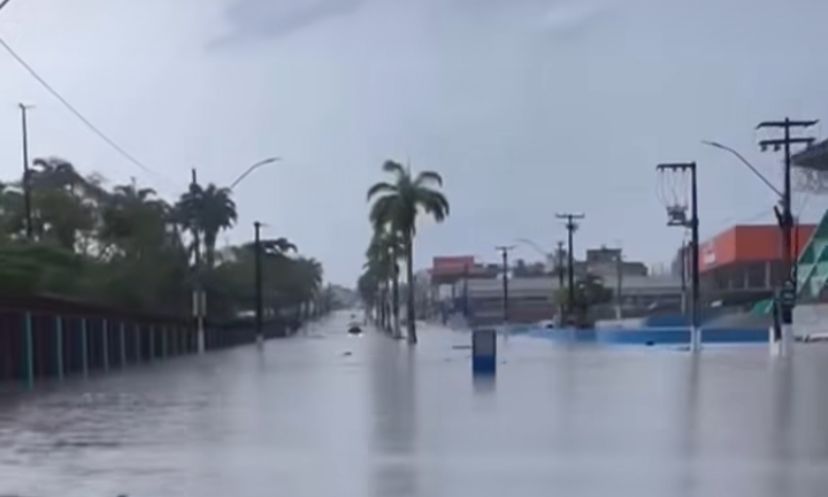 Chuva deixa ruas de Lagarto alagadas e trânsito comprometido