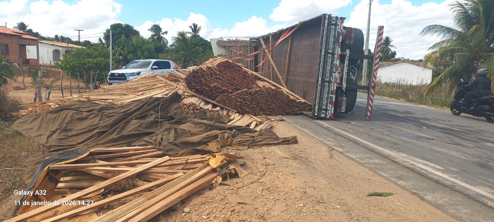 Caminhão carregado de madeira tomba na rodovia entre Rio Real e Itapicuru