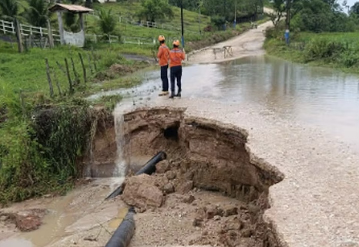 Adutora rompe após fortes chuvas e interdita pista em Umbaúba
