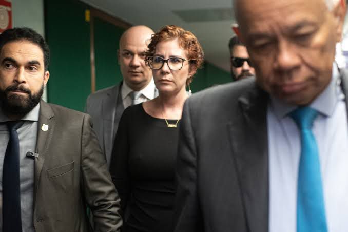 Zambelli relata agressão na prisão e defesa consegue transferência de cela