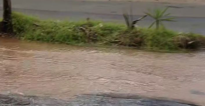 Vazamento de água provoca transtornos e interrompe abastecimento na Zona Norte de Aracaju