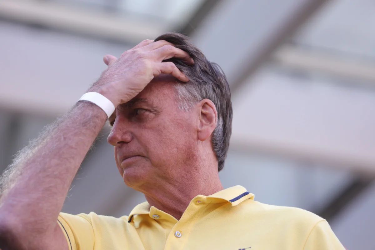 Bolsonaro permanece internado após cirurgia e passará por novos exames