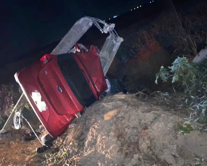 Condutor morre após carro colidir contra poste em Nossa Senhora das Dores
