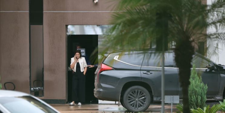 Bolsonaro sofre queda durante crise de soluços e bate a cabeça em cela, diz Michelle