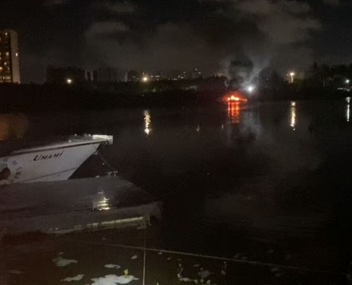 Duas embarcações pegam fogo no Rio Poxim, em Aracaju