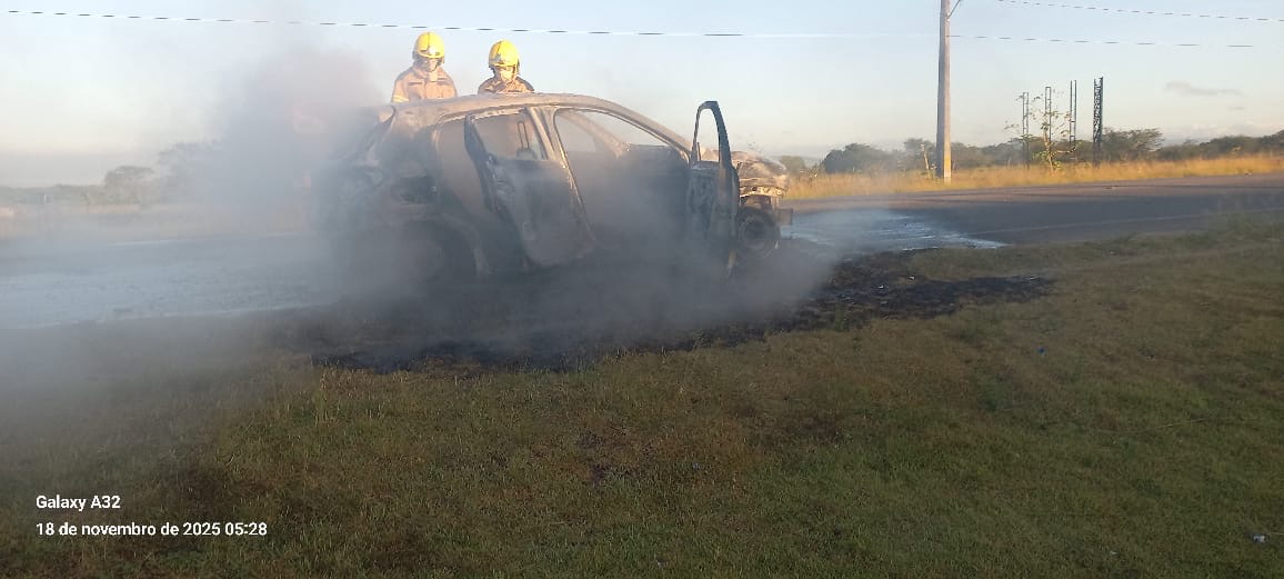 Carro pega fogo no Distrito Industrial de Tobias Barreto