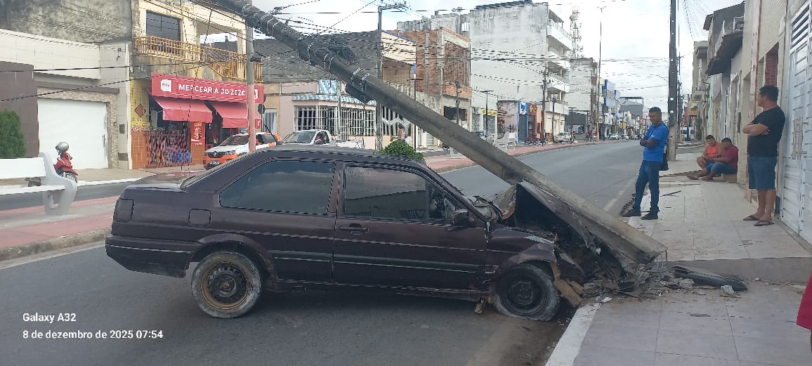 Carro colide em poste durante a madrugada em Tobias Barreto