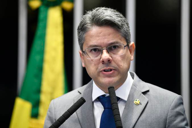 Alessandro Vieira propõe CPI para apurar relação entre ministros do STF e Banco Master