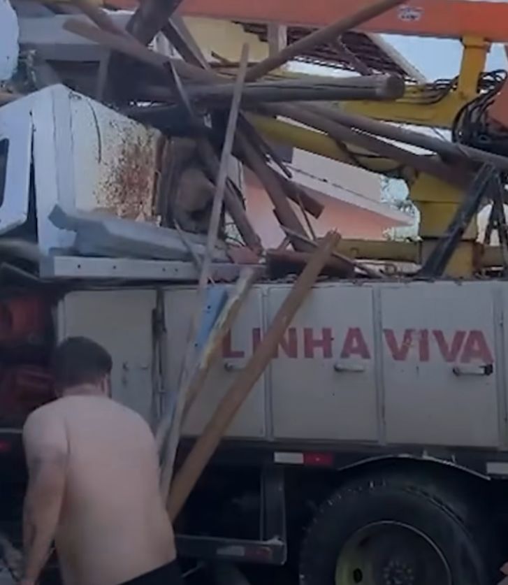 Caminhão invade residência e deixa quatro mortos na zona rural de Palmeiras (BA)