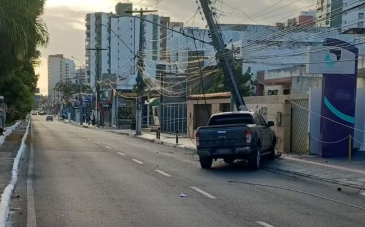 Carro bate em poste e interdita trânsito na Avenida Francisco Porto, em Aracaju