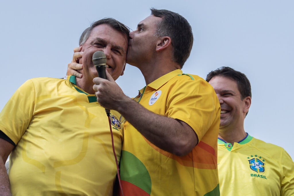 Flávio Bolsonaro confirma que deve disputar a Presidência da República em 2026