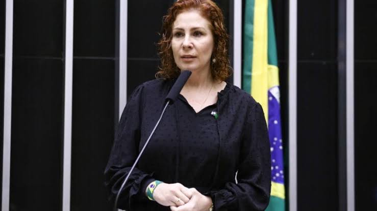 Plenário da Câmara rejeita cassação e mantém mandato de Carla Zambelli