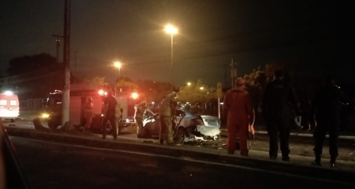 Motorista morre após colidir com poste e capotar veículo