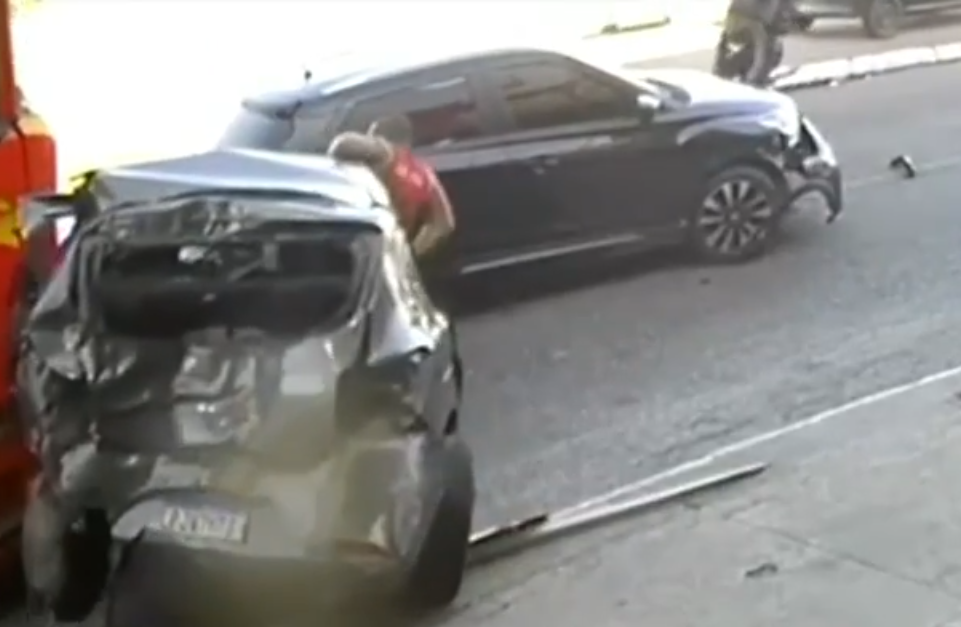 Engavetamento com carreta deixa feridos e motoboy ajuda a salvar vítima em São Cristóvão