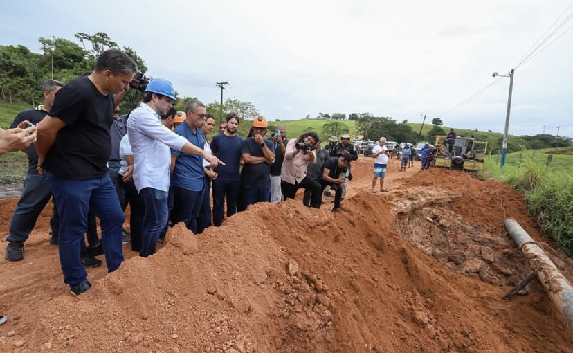 Fábio Mitidieri acompanha obras emergenciais após estrada e adutora cederem em Umbaúba