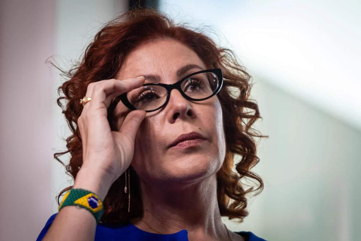 Moraes decreta perda imediata do mandato de Carla Zambelli e anula decisão da Câmara