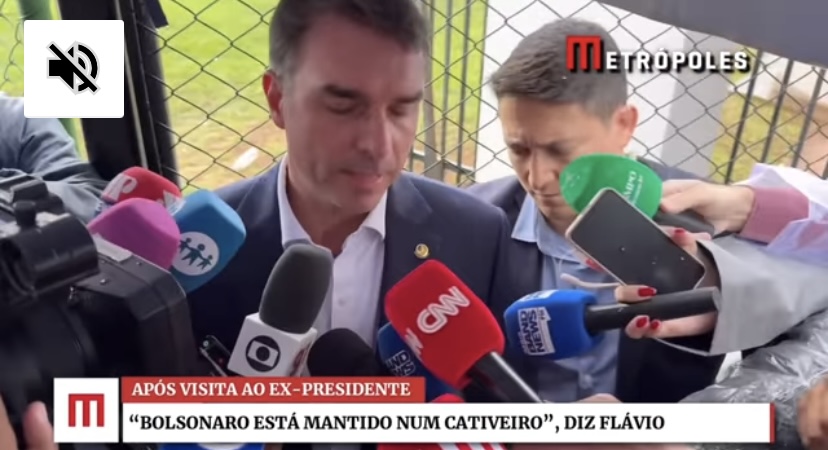 Flávio Bolsonaro denuncia condições da prisão do pai na PF