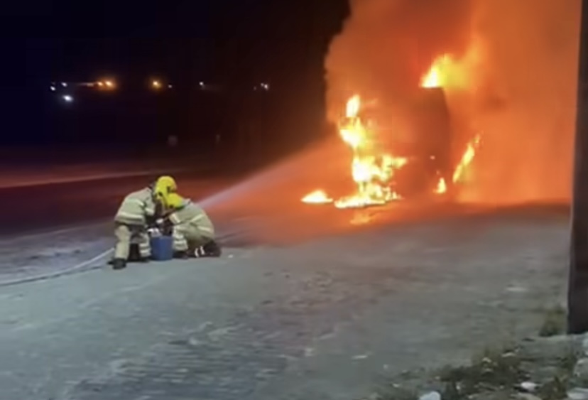 Caminhão caçamba pega fogo às margens da SE-270, em Lagarto