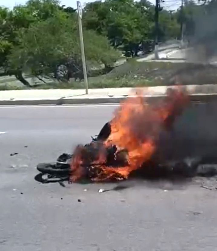 Motocicleta pega fogo em Aracaju