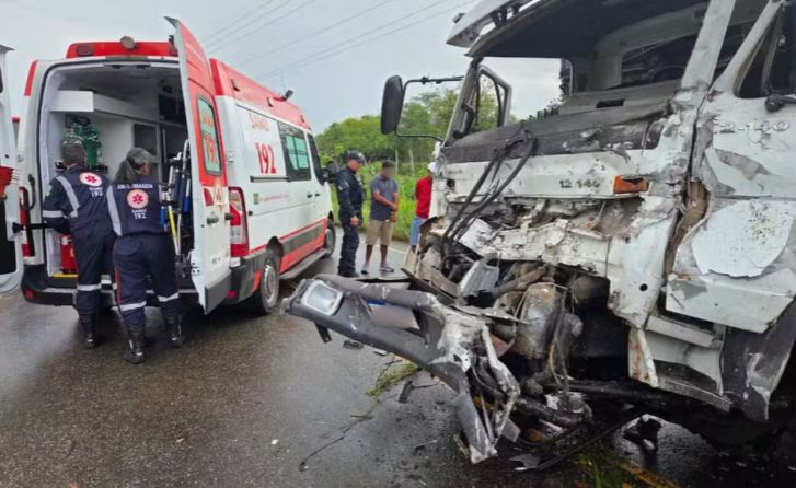 Colisão entre caminhões deixa dois feridos na SE-179, entre Simão Dias e Pinhão