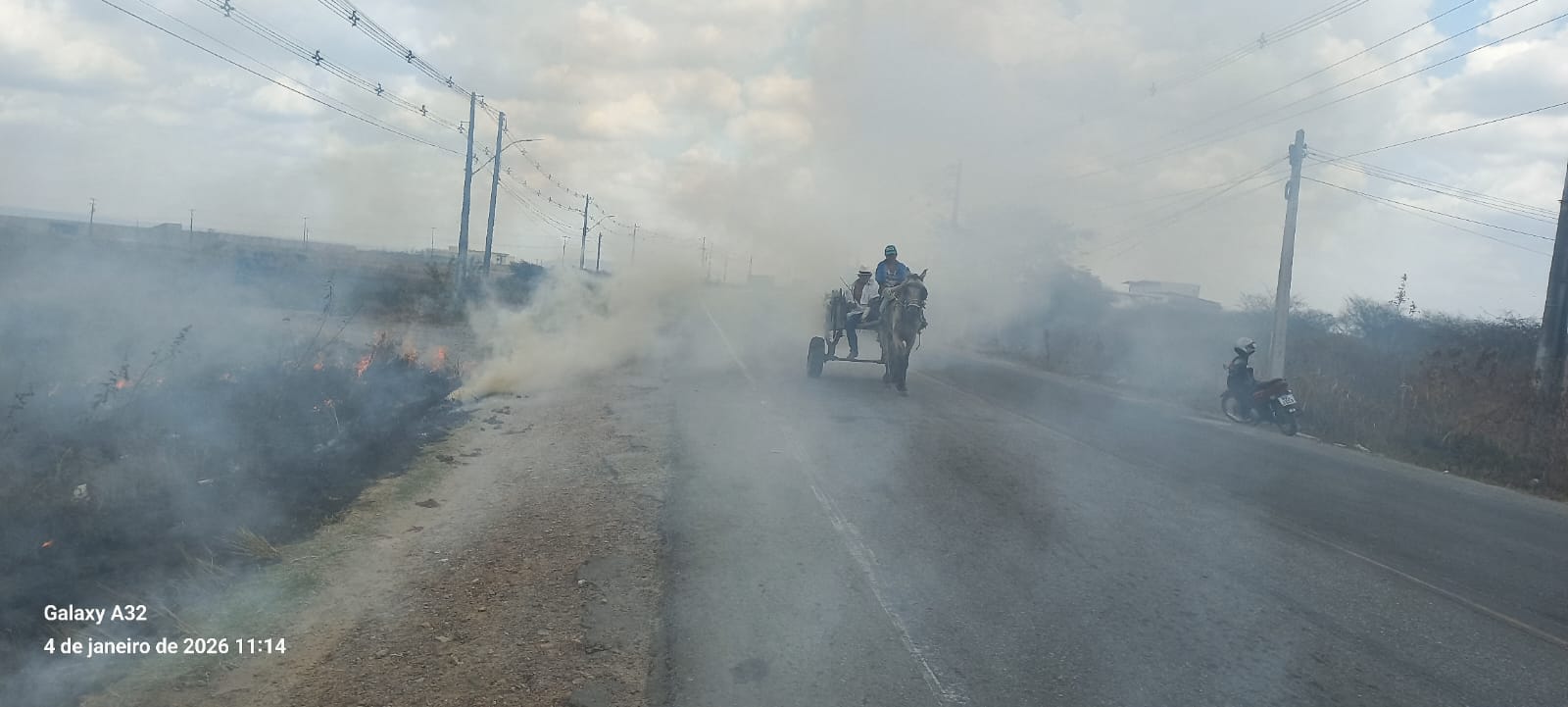 Fogo em área de vegetação causa risco de acidentes a motoristas em Tobias Barreto
