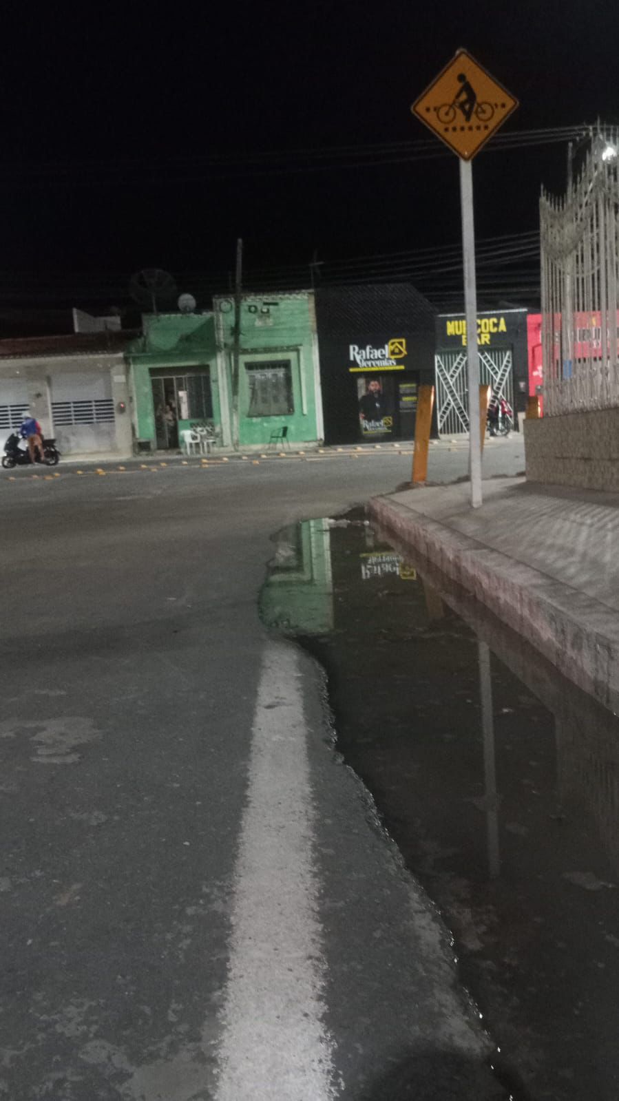 A água do Rio Real começa a descer para a Avenida 7 de Junho, segundo moradores