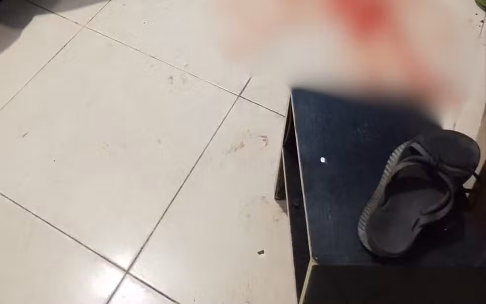 Polícia prende suspeito após mulher ser encontrada esfaqueada em residência