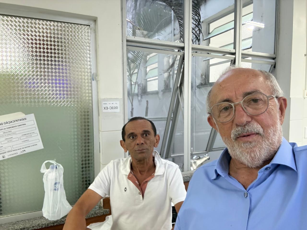 Diógenes Almeida visita o radialista Antônio Raimundo durante recuperação