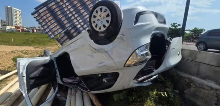 Motorista perde o controle da direção e veículo capota na SE-100, em Aracaju