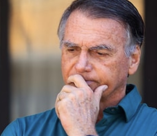Bolsonaro enfrenta nova crise de soluço há mais de 23 horas e família cogita internação
