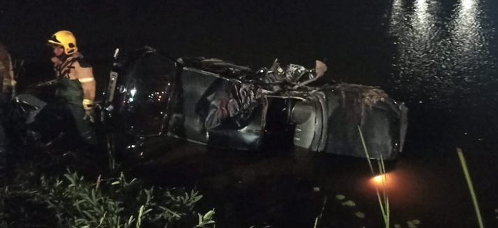 Carro bate em poste e cai em lago no Mosqueiro; um homem morre e quatro ficam feridos