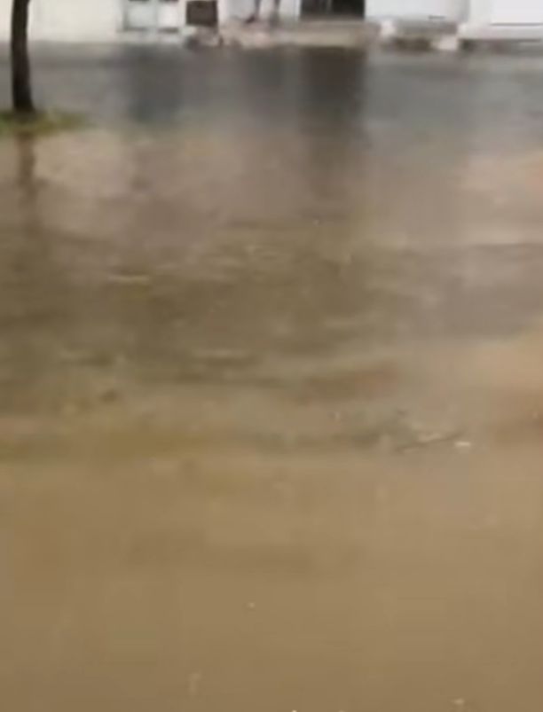 Rua Paulo Rodrigues, em Simão Dias, tomada pela água